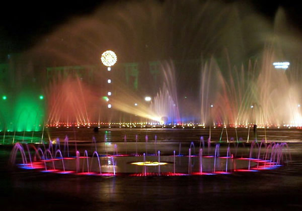 喷泉最早出现于欧洲的宫廷，继而出现在一些著名的广场上